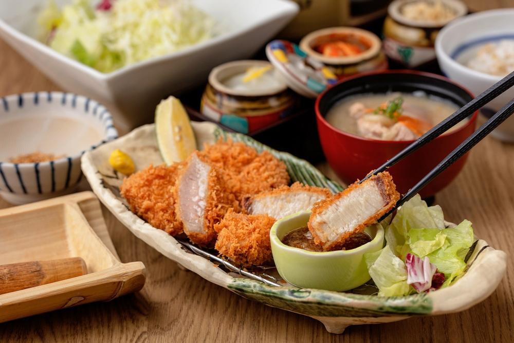 靜岡勝政日式炸豬排以日本直送的肥美寒鰤主打「酥炸寒鰤腰內豬排套餐」490元。（品牌提供）