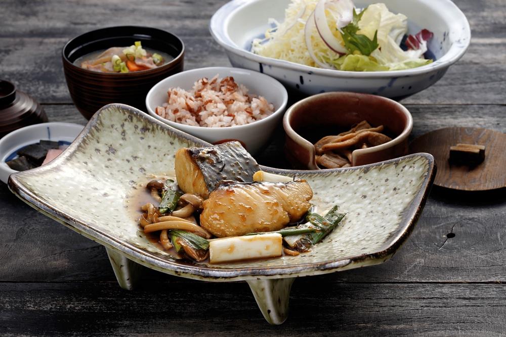 伊勢路勝勢日式豬排推出「醬燒土魠魚套餐」550元。（品牌提供）