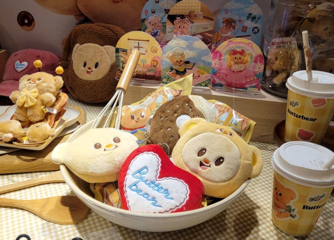 首家進駐台灣的「Butterbear × CACO Cafe」位在小西門B1，結合周邊商品、伴手禮及餐飲，從鹹食、甜點到飲料。（記者王姝琇攝）