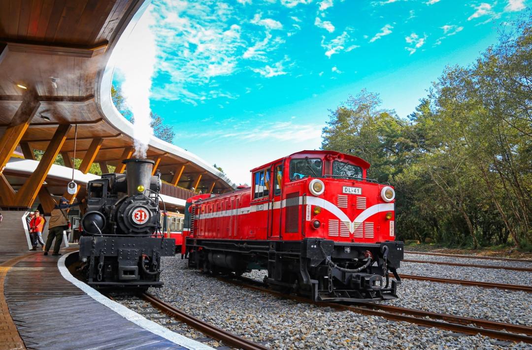 阿里山賓館不定期推出優惠折扣及小火車體驗等套裝遊程。（飯店提供）