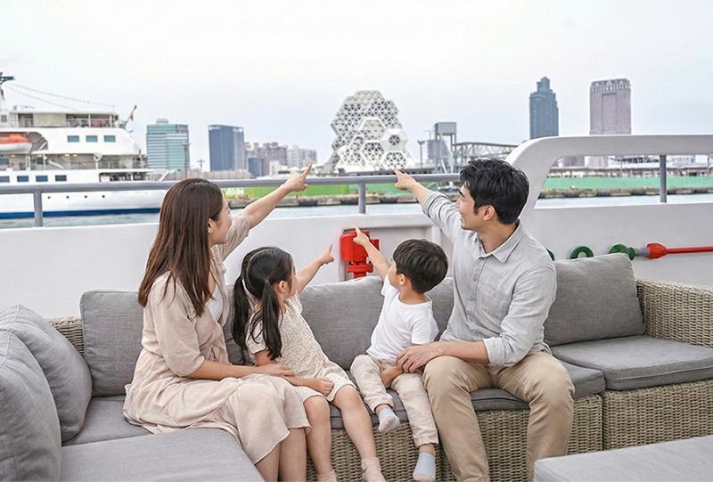 高雄福華飯店推冬日遊樂園SUPER TOU大港巡航住房專案邀旅客近距離賞超人氣IP。（飯店提供）