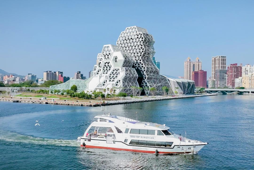 高雄福華飯店推冬日遊樂園大港巡航住房專案，邀旅客近距離賞超人氣IP。（福華提供）