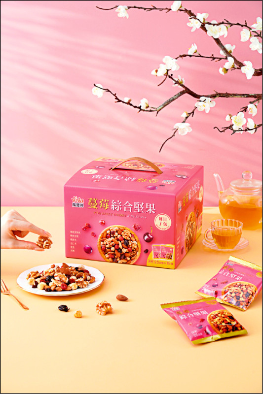 「萬歲蔓莓綜合堅果」內含蔓越莓乾與杏仁果、核桃、榛果三種堅果，獨立小包裝更方便和親朋好友分享。每盒18包，售價389元。（聯華食品提供）