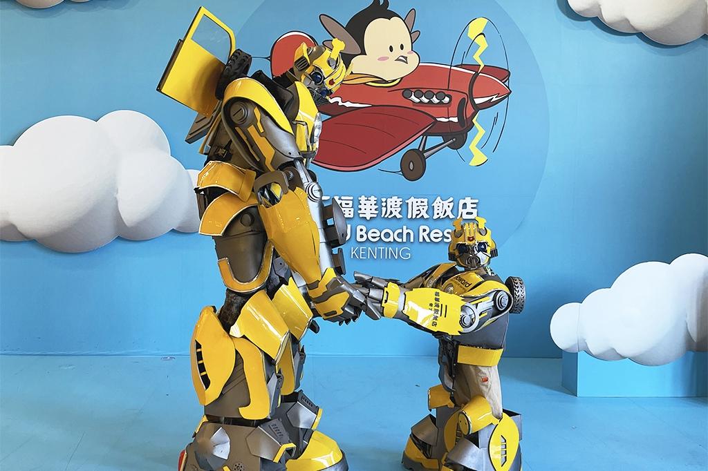 「親子」大黃蜂現身墾丁福華 英雄Cosplay圓孩子英雄夢