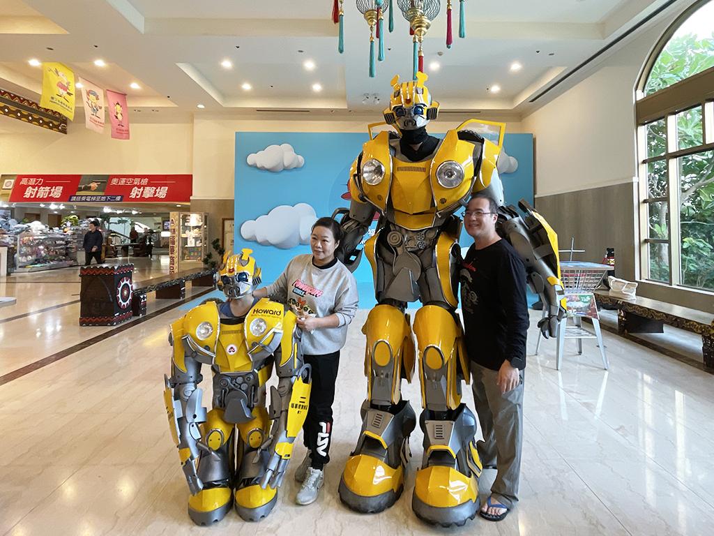 大小尺寸大黃蜂現身墾丁福華飯店。 （記者蔡宗憲攝）