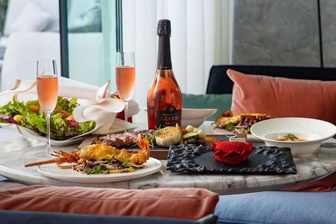 高雄日航頂樓的Rooftop Bar22看準港都夜景的浪漫，於2/14推出「海陸雙人饗宴」。（日航提供）