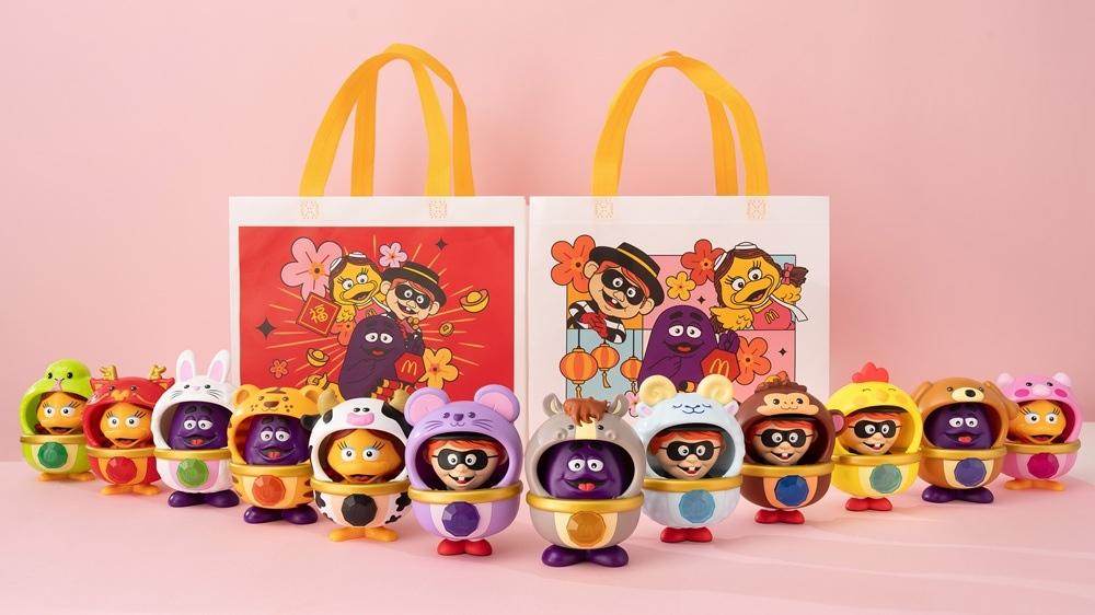 麥當勞推出「好朋友新春變裝秀」12生肖公仔，單隻99元，「金架馬西擻」為麥當勞歡樂送獨家限定。「好朋友新春購物袋」59元。（品牌提供）