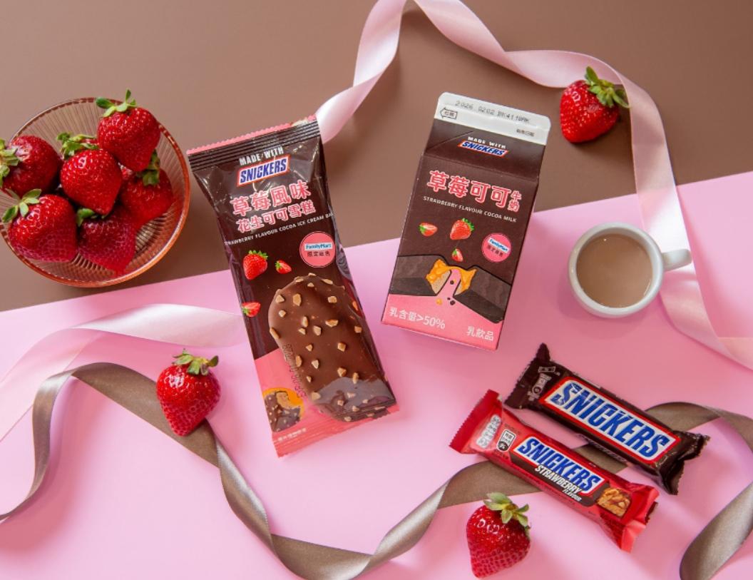 SNICKERS®與全家便利商店聯名推出「士力架草莓可可牛奶」建議售價39元。「士力架草莓風味花生可可雪糕」建議售價49元。（品牌提供）