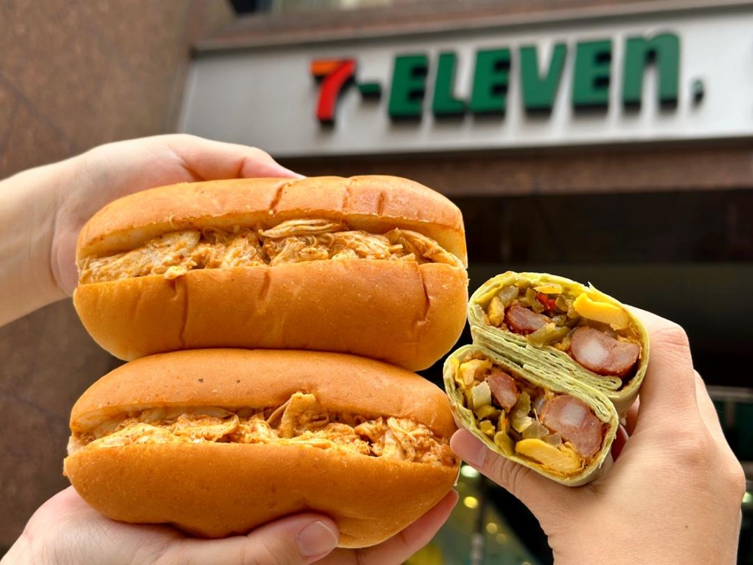 7-ELEVEN將於2月4日起將再擴大超商「香菜宇宙」，全新開賣「香菜風味辣醬雞肉堡」、「香菜風味嘎香腸ㄟ捲餅」。（超商提供）