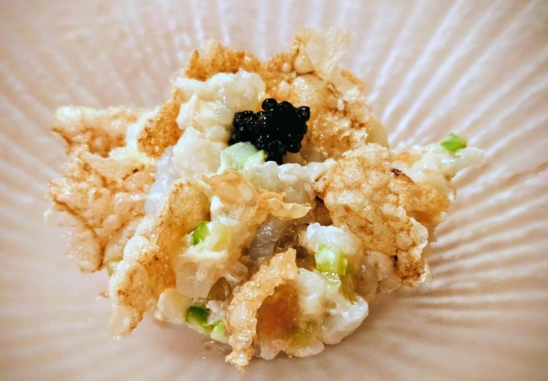 台南精緻西餐廳「KA」，前菜以蝦捲開場，白蝦切碎拌荸薺與蘆筍，再撒炸腐皮碎模擬薄脆麵衣。（記者王捷攝）