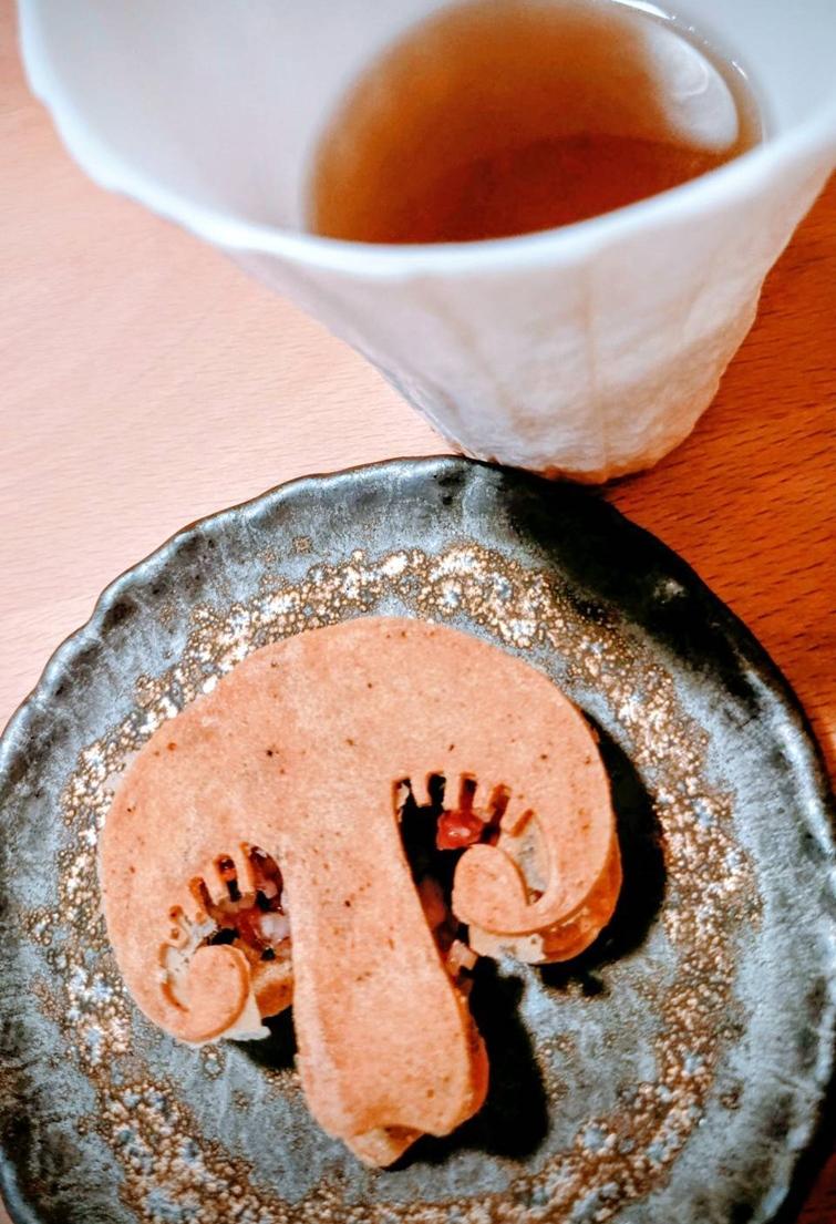 「乾式」牛肉湯把韃靼牛肉夾進自製胡椒餅，旁附牛肉高湯提味，可咬一口喝一口，也能沾湯。（記者王捷攝）