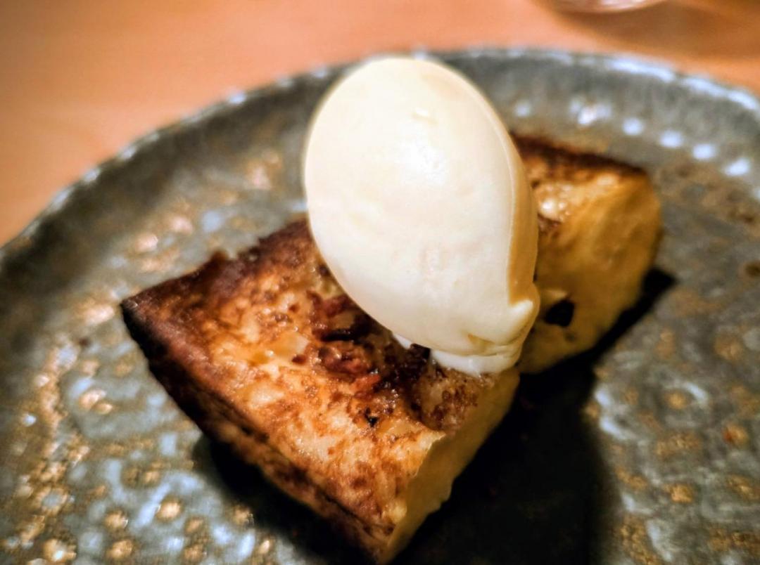 甜點把棺材板變成玉米冰淇淋，放在撒培根碎的法式吐司上，熱與冷交錯。（記者王捷攝）