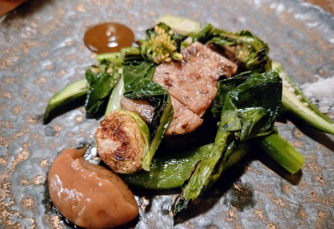 香腸熟肉做成法式肉派，內臟與肉塊剁碎拌香料，搭油封蒜泥、鹽之花與自製醬油膏。（記者王捷攝）