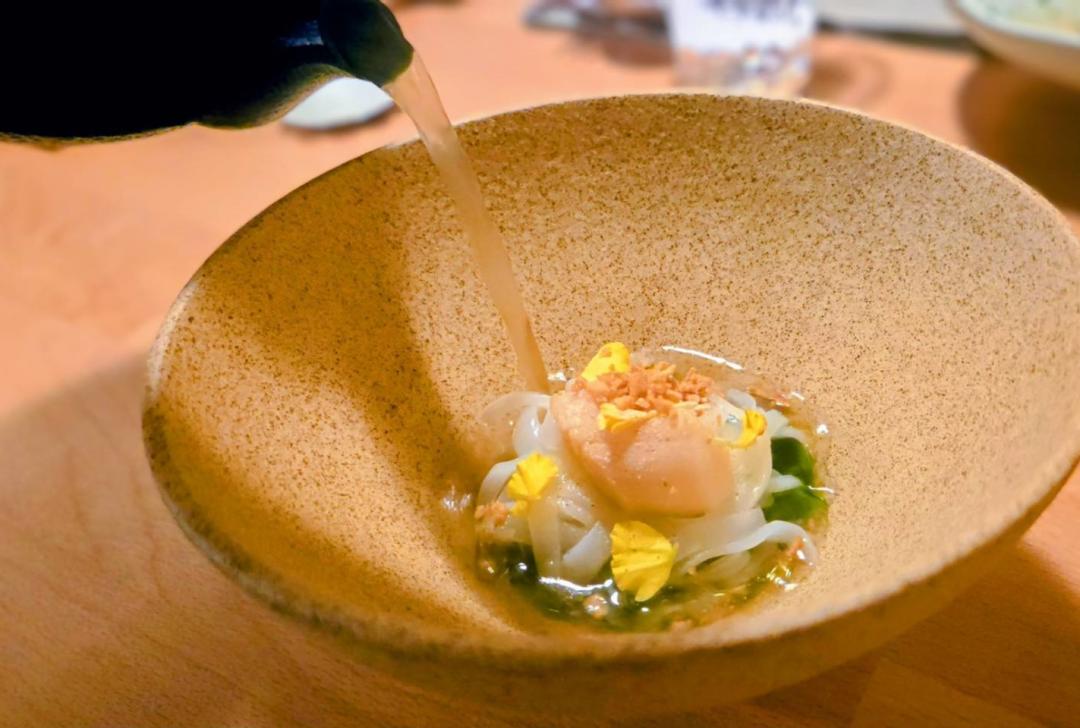 小卷米粉改成自製米線，小卷切絲與油蔥與芹菜油、干貝調味。（記者王捷攝）