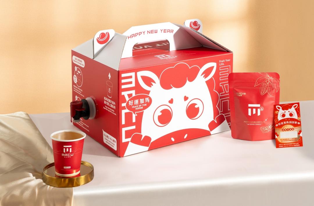 麻古茶坊馬年限定麻酷分享壺，隨壺附贈10個迷你杯，保冷鋁袋設計有效鎖住冰涼口感。（品牌提供）