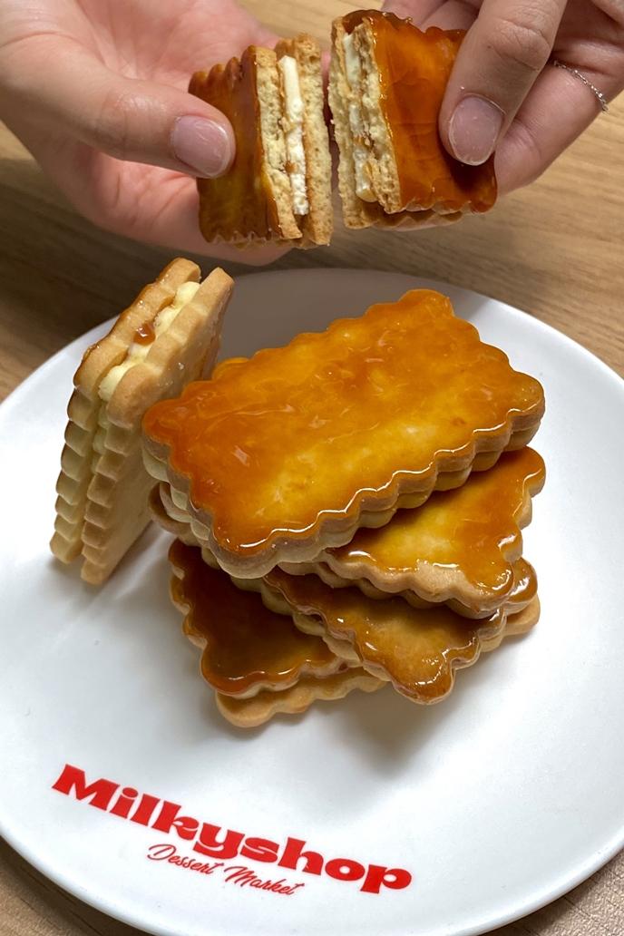 「MilkyShop焦糖奶油夾心餅」每盒售價880元，內含8片焦糖奶油夾心餅，且每盒加碼贈送總價值810元的《姜滿堂》料理兌換券乙張。（品牌提供）