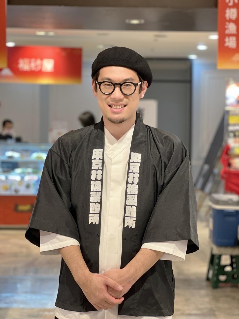 「東京林檎製飴所」的老闆池田喬俊去年帶台糖的砂糖，買了好幾包要帶回日本，結果被誤會是帶「毒品」，還意外讓台糖爆紅。（業者提供）