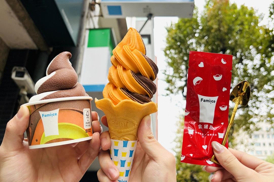 全家Fami!ce霜淇淋首波主打「贅澤巧克力霜淇淋」，2/12接力推出「北海道哈密瓜霜淇淋」，+18元加碼送金鏟匙。（超商提供）