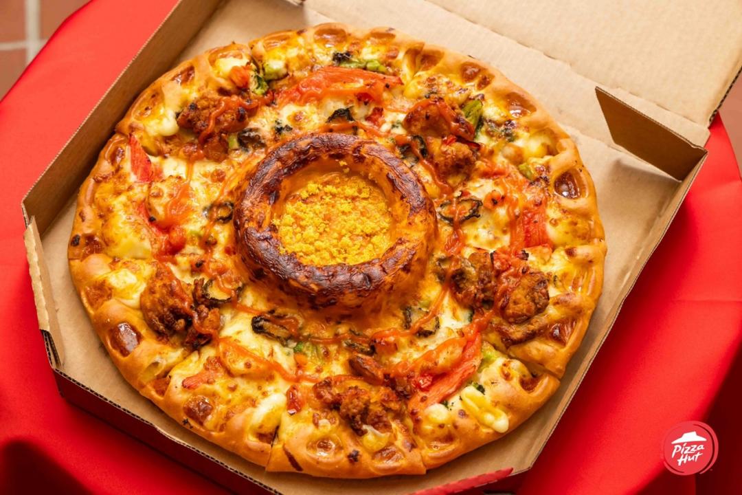 「金皇軟殼蟹鮑魚比薩」可加價升級「金饌烏魚子火山熔岩餅皮」限時優惠219元。（品牌提供）