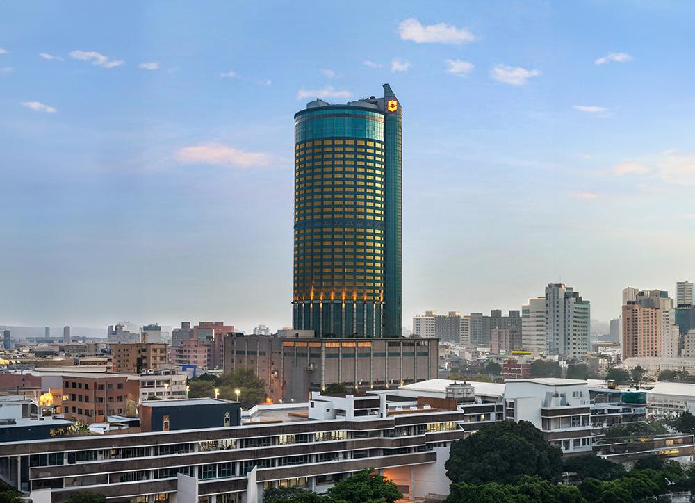 台南香格里拉有地利優勢，基本專案除了搶攻最低價市場入住高樓層俯瞰夜景，還有升級版。（業者提供）