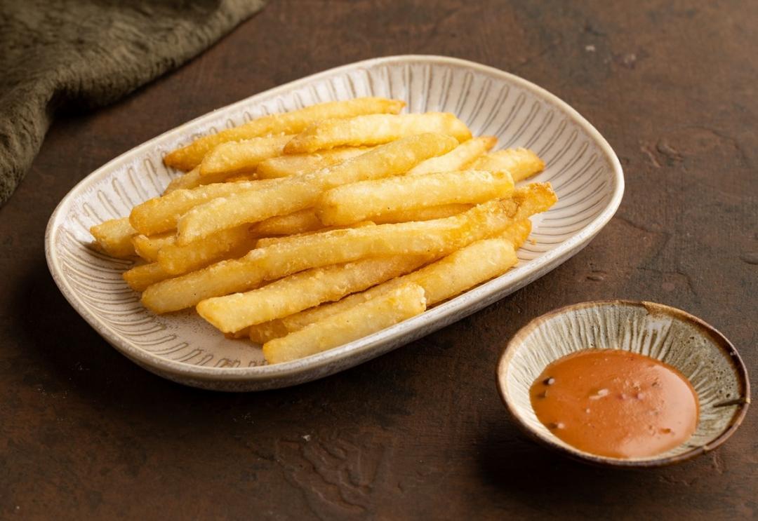 2/28前於樂麵屋店內消費並於個人社群或限時動態上傳「究極黑麻油蒜拉麵」照片，並標記「#究極黑麻油蒜拉麵」，即可以5折優惠加購「黃金脆薯」（原價78元）。（品牌提供）