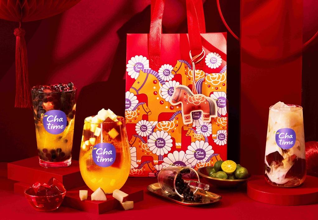 日出茶太新春限定飲品包含「金桔蘋安烏龍」、「百香珍桔利果茶」、「香奶兒紅烏龍輕乳」與「香奶兒紅烏龍拿鐵」。（品牌提供）