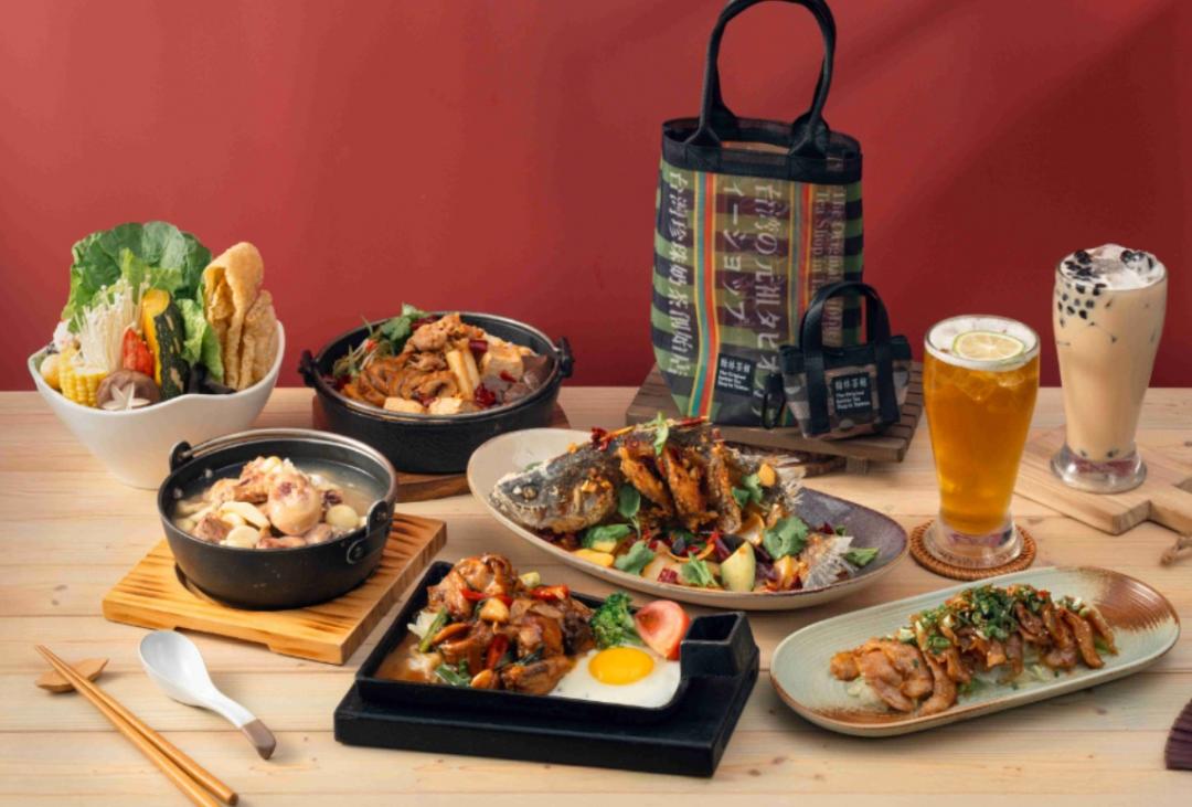 翰林茶館推出「原創珍奶版隨行茄芷袋」與「熊貓珍奶版隨行茄芷小廢包」兩款年味十足的限量周邊。（品牌提供）