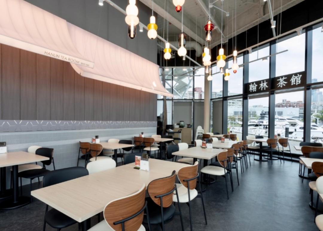 翰林茶館迎來品牌40年的重要里程碑，進駐高雄亞灣區、緊鄰高雄流行音樂中心的FOCUS 13珊瑚廣場，打造全新店型「高雄FOCUS 店」。（品牌提供）