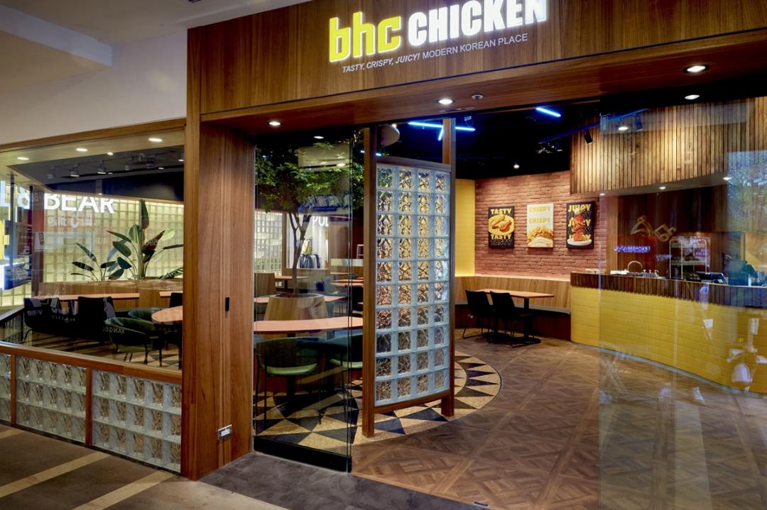 BHC信義ATT店以美味炸雞與韓食為社交起點，帶進韓式潮流、夜聚等多重體驗。（品牌提供）