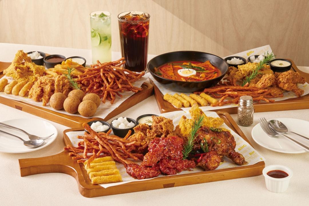BHC信義ATT店帶來多款時下韓食潮流新菜色，圖為BHC聚餐分享盤，有499、999元可選。（品牌提供）