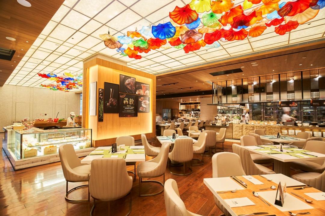 台北美福大飯店彩匯自助餐廳限時推出「彩匯新春有禮」線上旅展，午、晚餐及下午茶餐券最低折扣下殺至69折。（飯店提供）