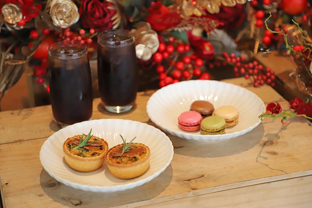 一泊二食套餐，烏魚子鹹派搭配馬卡龍與飲品上桌，寓意平安。（業者提供）