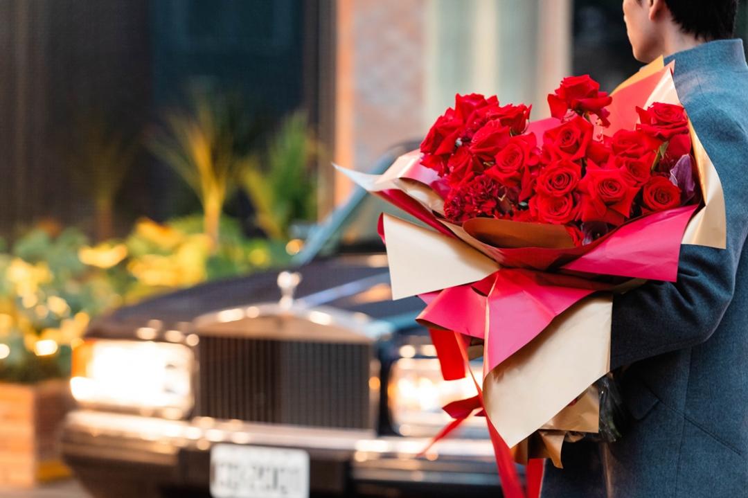 國聯大飯店是國內首家採用勞斯萊斯做為禮車的飯店，「情人月住房專案」可以2,000元起加購單程接送。（飯店提供）