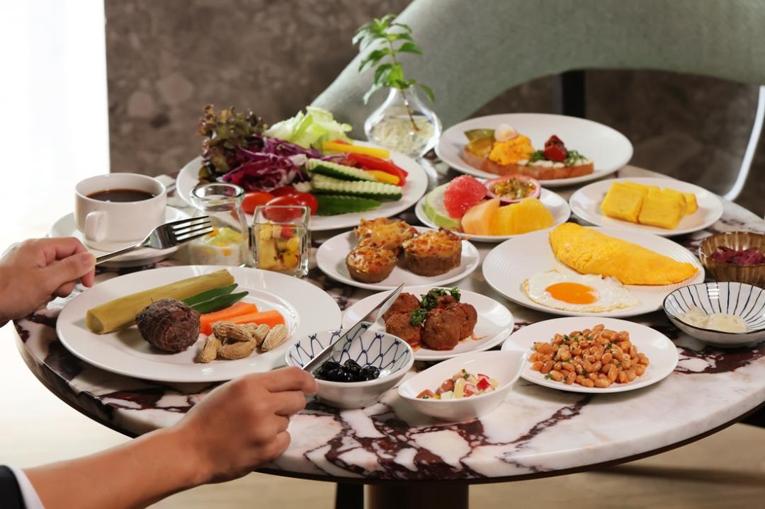 國聯大飯店Slate‧板石匯聚設計美學與舒適氛圍，指定住房專案贈自助式早餐。（飯店提供）