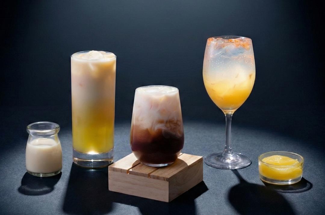 (左起)極酵素檸萃多提80元，極蛋白錫拿歐提（不建議大豆過敏者飲用）75元，極電解柚沁蘇打（含卡曼橘凍）75元。（品牌提供）