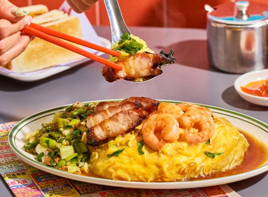 叉燒+彈牙蝦仁搭配如絲綢般的滑蛋，淋上秘傳醬汁與靈魂蔥花，鹹鮮與甜美的雙倍誠意的叉燒蝦仁滑蛋飯，套餐328元。（品牌提供）