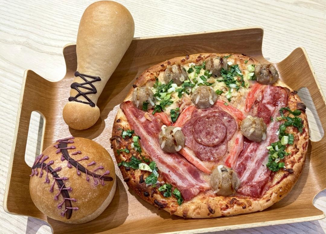 家樂福3款棒球造型烘焙新品，將於3月1日起於家樂福全台4間Nakery裸焙坊獨家販售。（品牌提供）