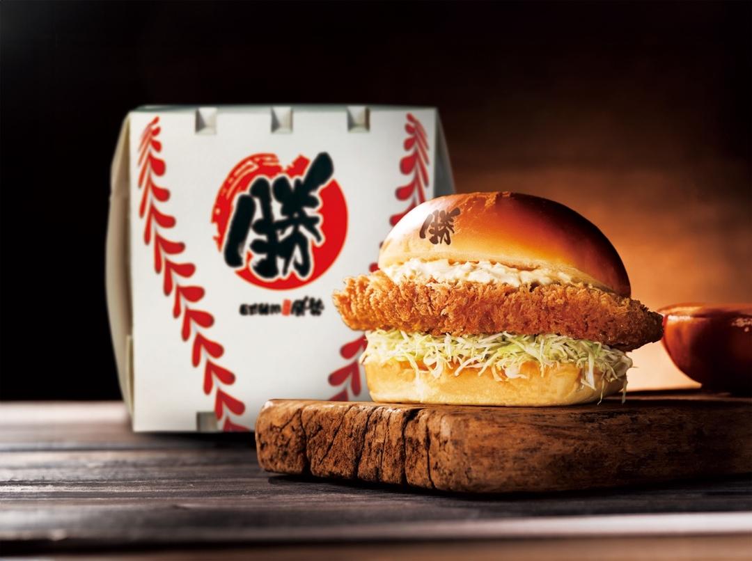 「勝勢大巨蛋店」在大巨蛋百貨影城前棟一樓戶外大螢幕轉播現場設置攤位，推出「買豬排送金牌！為中華隊加油」主題活動。（品牌提供）