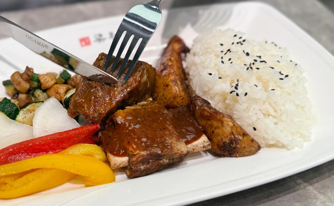 梁社漢排骨品牌推出「美國帶骨牛小排飯」，售價380元。（品牌提供）