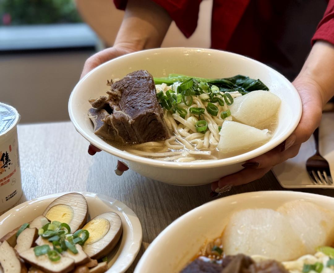 八方雲集集團宣布推出全新旗艦商品「美國帶骨牛小排系列」，由八方雲集與梁社漢排骨雙品牌同步上市。八方雲集「美國帶骨牛小排麵」售價350元。（品牌提供）