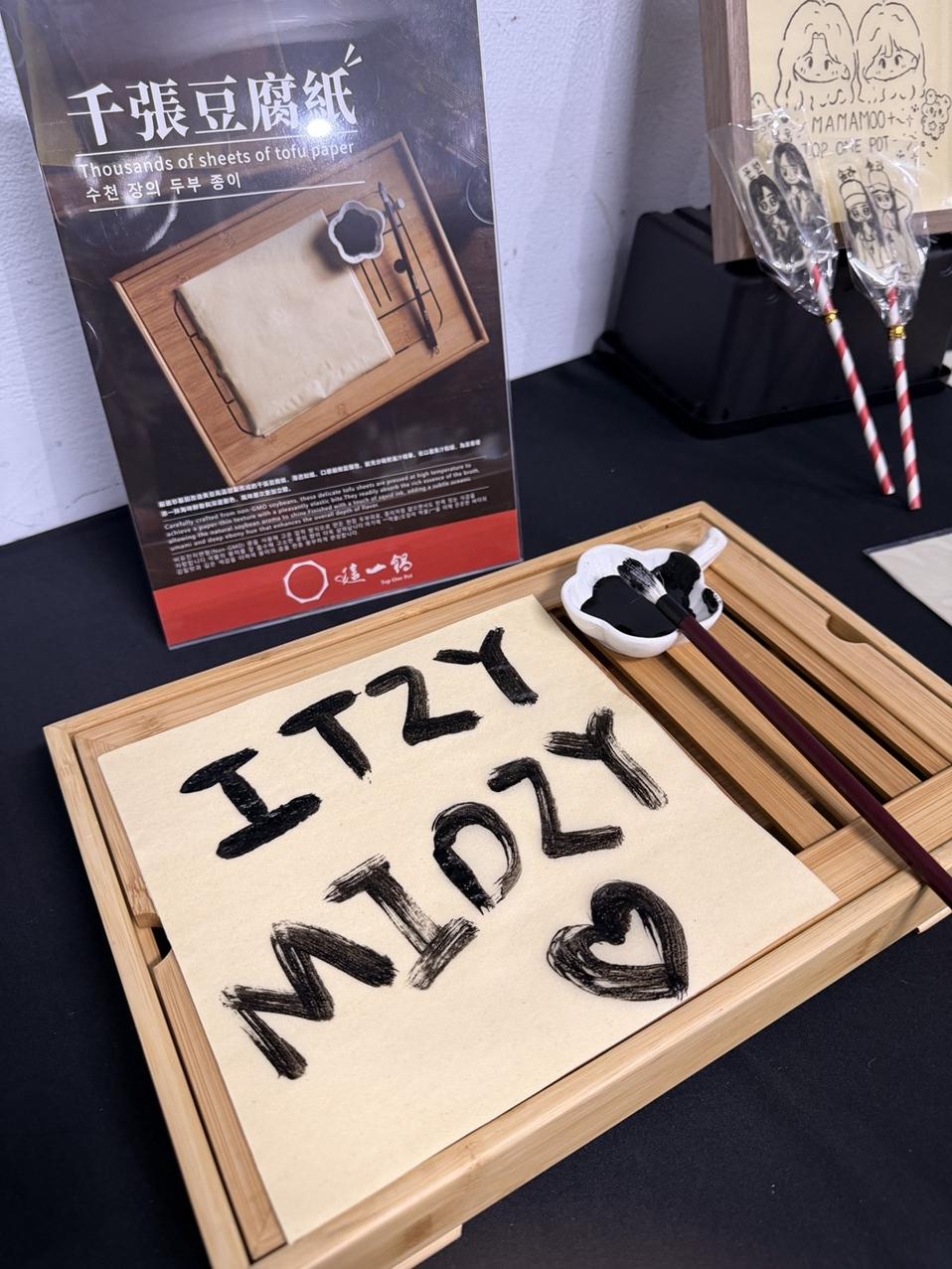 ITZY成員彩領在後台在千張豆腐紙上親筆揮毫。（品牌提供）