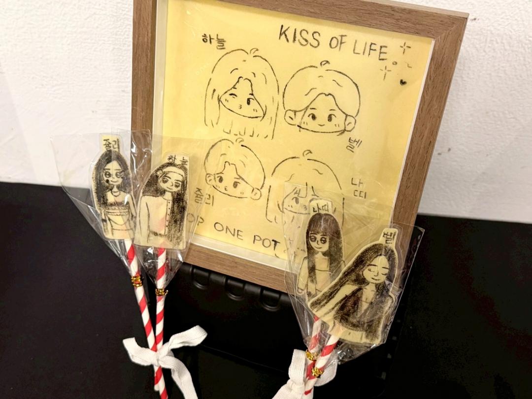 這一鍋為KISS OF LIFE成員畫下千張豆腐紙應援。（品牌提供）