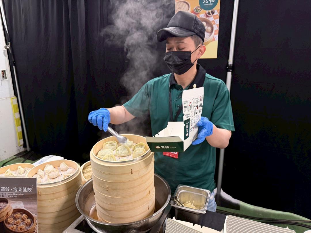 「九初流心脆皮煎餃」也在後台供應現蒸蒸餃，包進香氣和最經典的台灣味。（品牌提供）