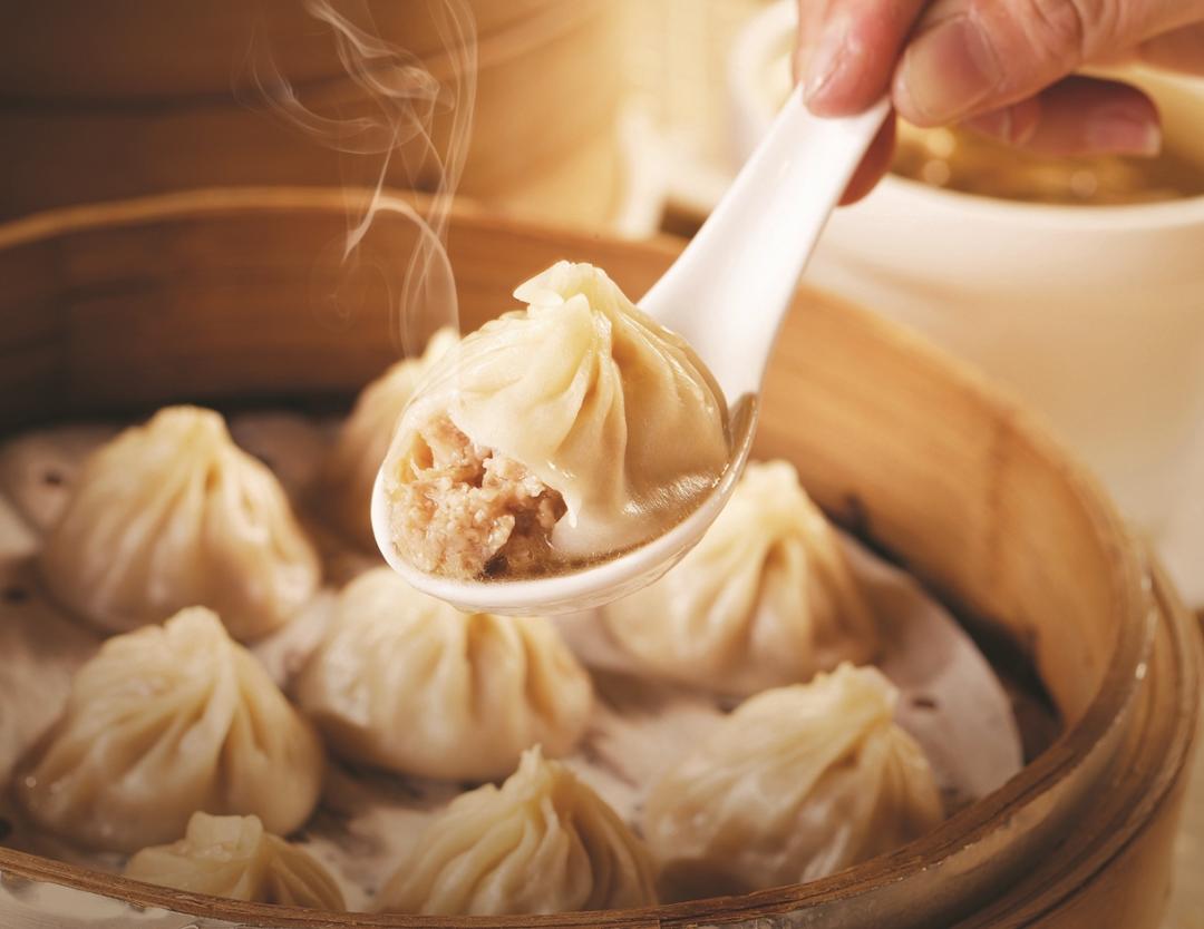 台北漢來大飯店與南港LaLaport的漢來上海湯包自3月20日至6月30日聯袂推出「漢來雙璽．品饌雙饗」住房專案，雙人一泊二食每人4,500元起。（飯店提供）