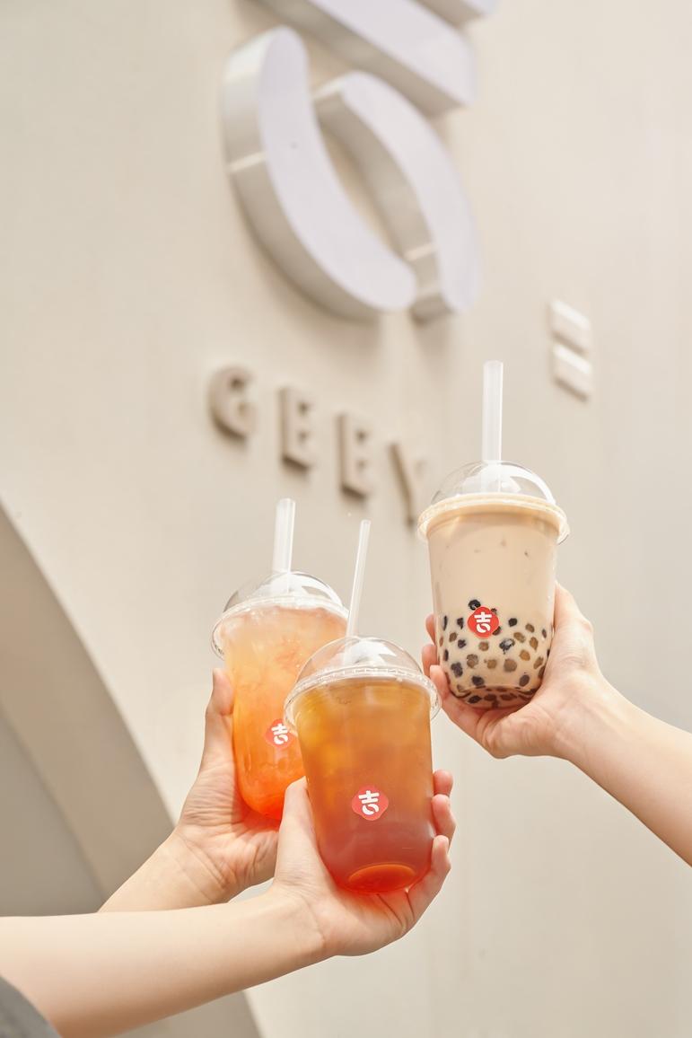 吉嶼山茶台中黎明旗艦店4/1起試營運，推出指定飲品買一送一。（品牌提供）