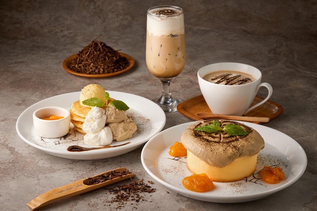 杏桃鬆餅屋焙茶鮮奶油薄鬆餅260元，焙茶鮮奶油厚鬆餅260元。熱焙茶歐蕾180元，焙茶起司奶蓋歐蕾180元。（品牌提供）