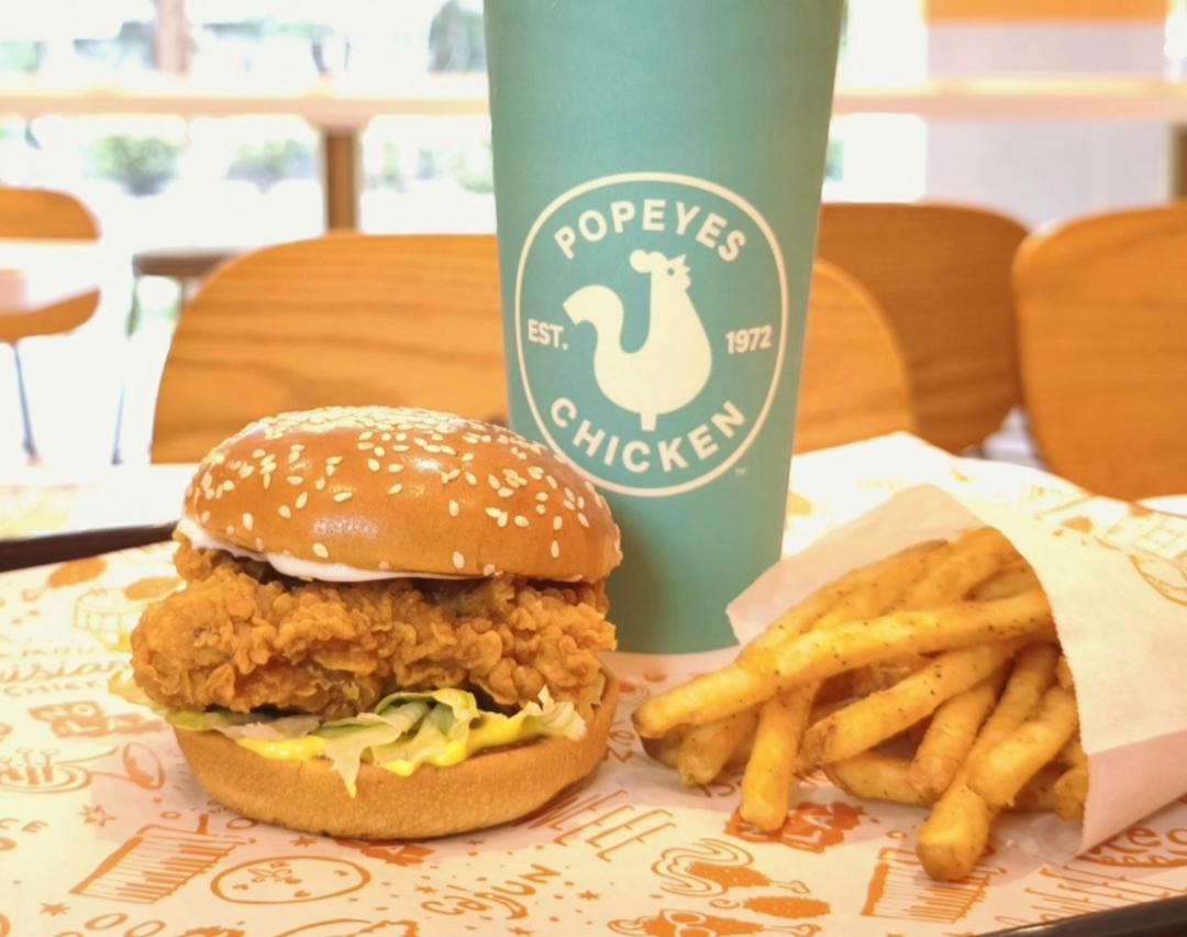 POPEYES推出體感更為輕盈、零壓力的「輕享脆雞堡」，單點89元、套餐158元。（品牌提供）
