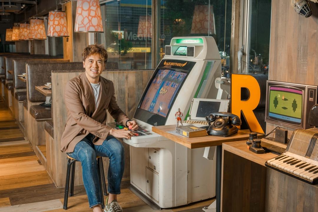 為了讓消費者也能重溫昔日好萊塢美式餐廳與娛樂文化交織的氛圍，讓一台原本已故障多年的古老大型電玩遊戲機復活。（品牌提供）