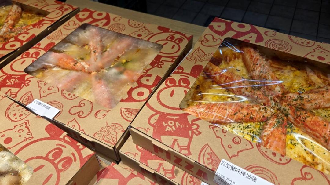 巨型蟹味棒披薩399元，銷售量占LOPIA台南新光小北門店披薩銷量的一半。（記者王捷攝）