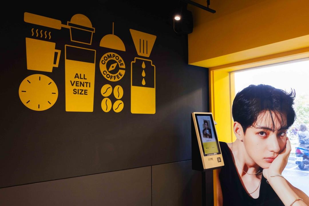 COMPOSE COFFEE配置自助點餐機及外帶服務，讓通勤族能快速完成點餐與取餐流程。（品牌提供）